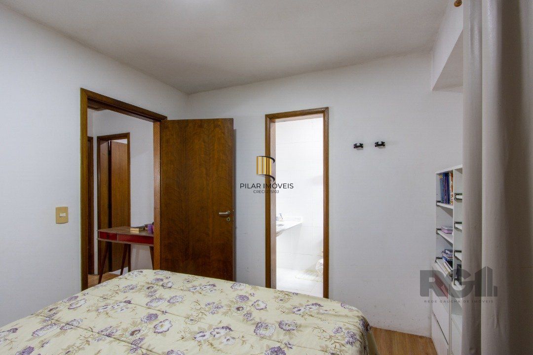 Excelente oportunidade de casa à venda em condomínio fechado no Reserva Guarujá, localizado na Avenida da Serraria em Porto Alegre.