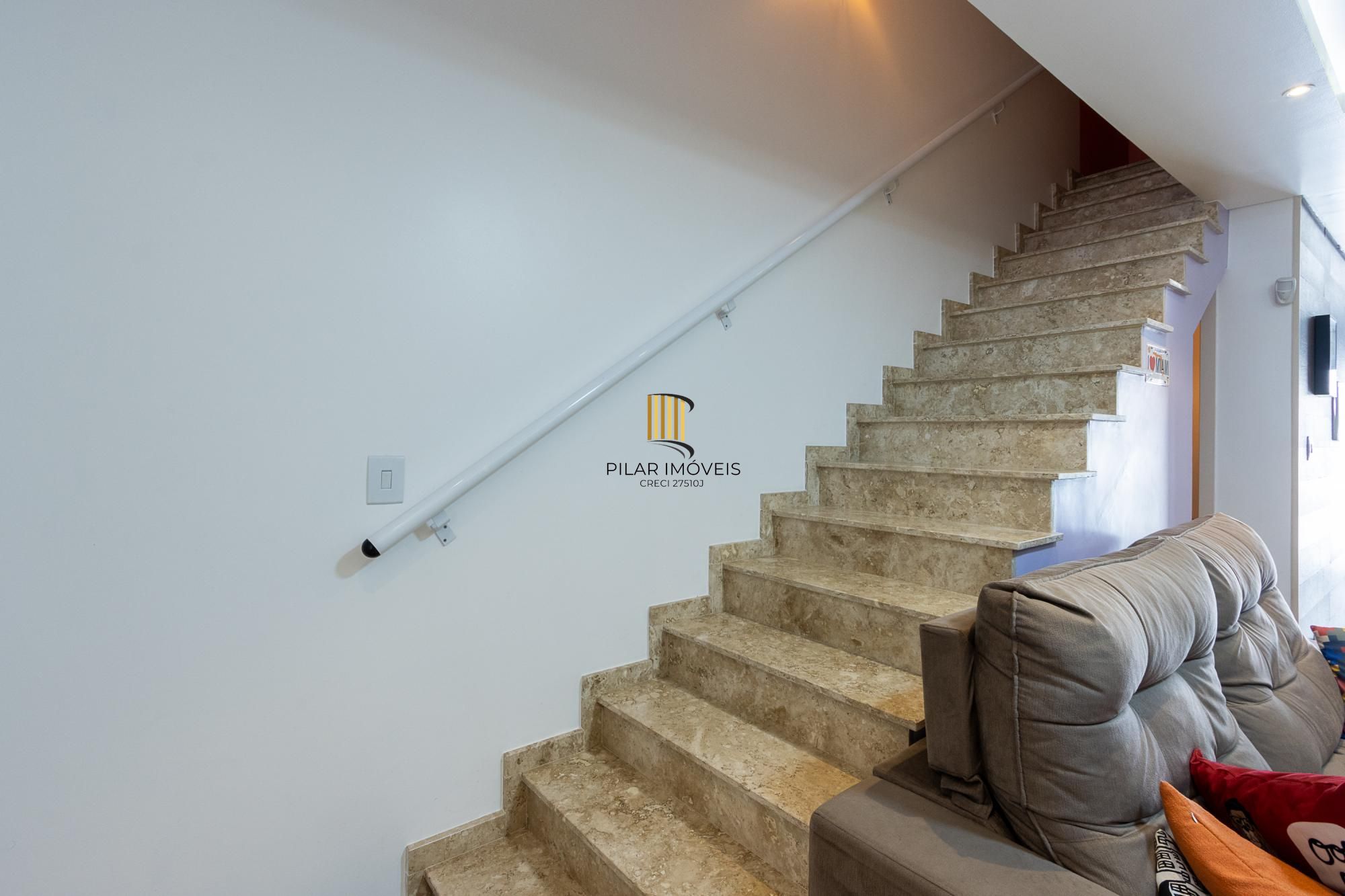 Sobrado com 2 suites e 2 vagas de garagem - Bairro Guarujá