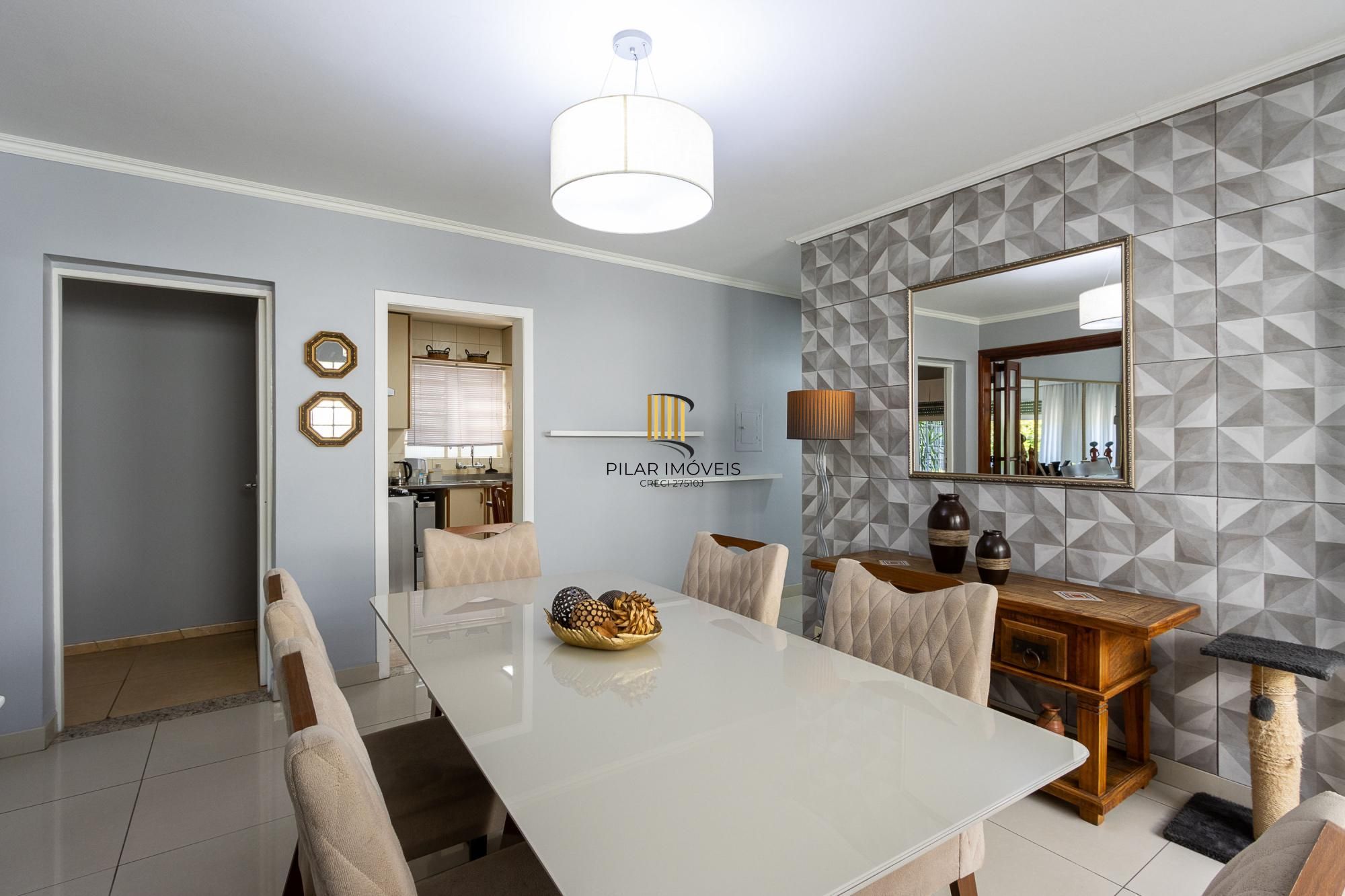 Casa de alvenaria, 4 dormitórios, 2 suítes, bairro Cristal.