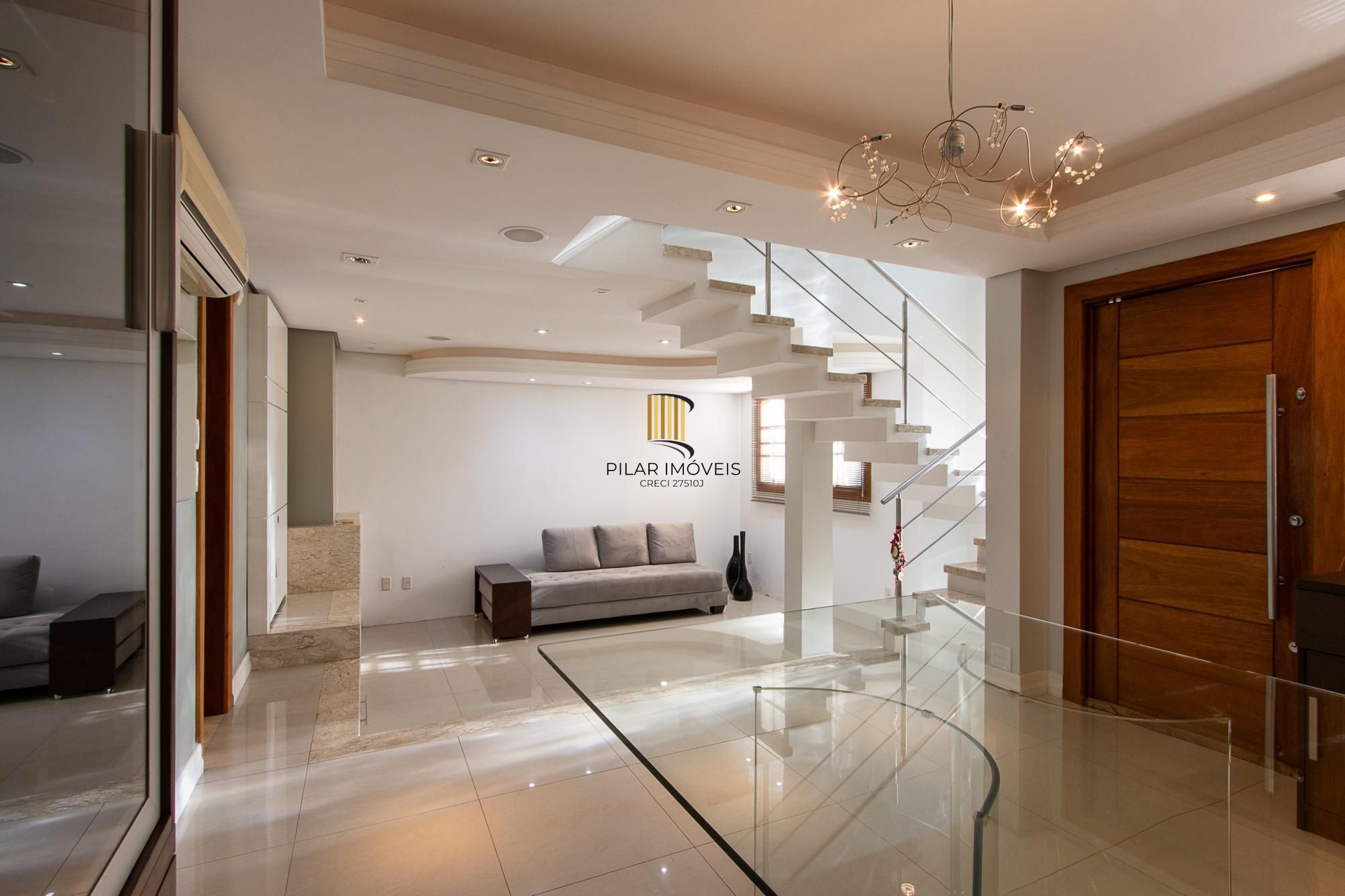 Excelente casa de 3 dormitórios, 1 suíte, pátio, piscina e vaga para 2 carros cobertas.