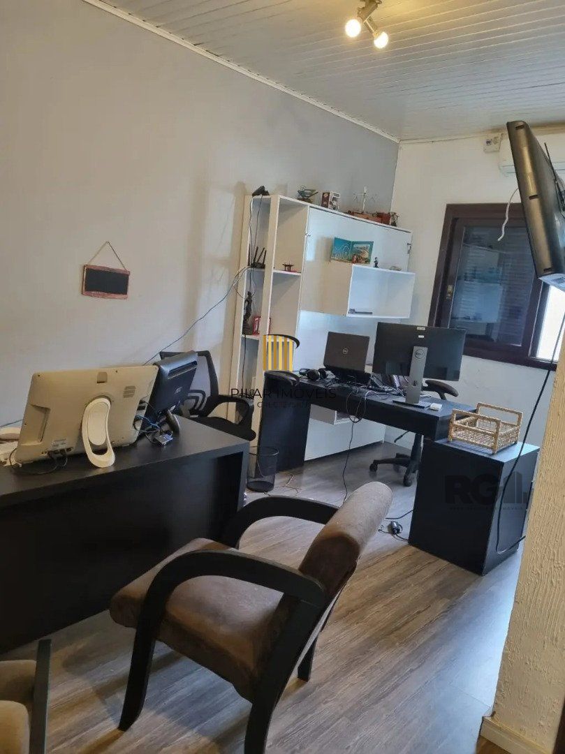 Casa térrea, 3 dormitórios, 1 suíte, living para 2 ambientes, cozinha, pátio, 2 banheiros e 4 vagas .