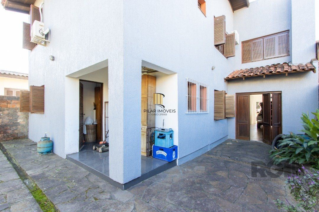 Casa para Venda - 300m², 3 dormitórios, sendo 1 suites, 4 vagas - Tristeza