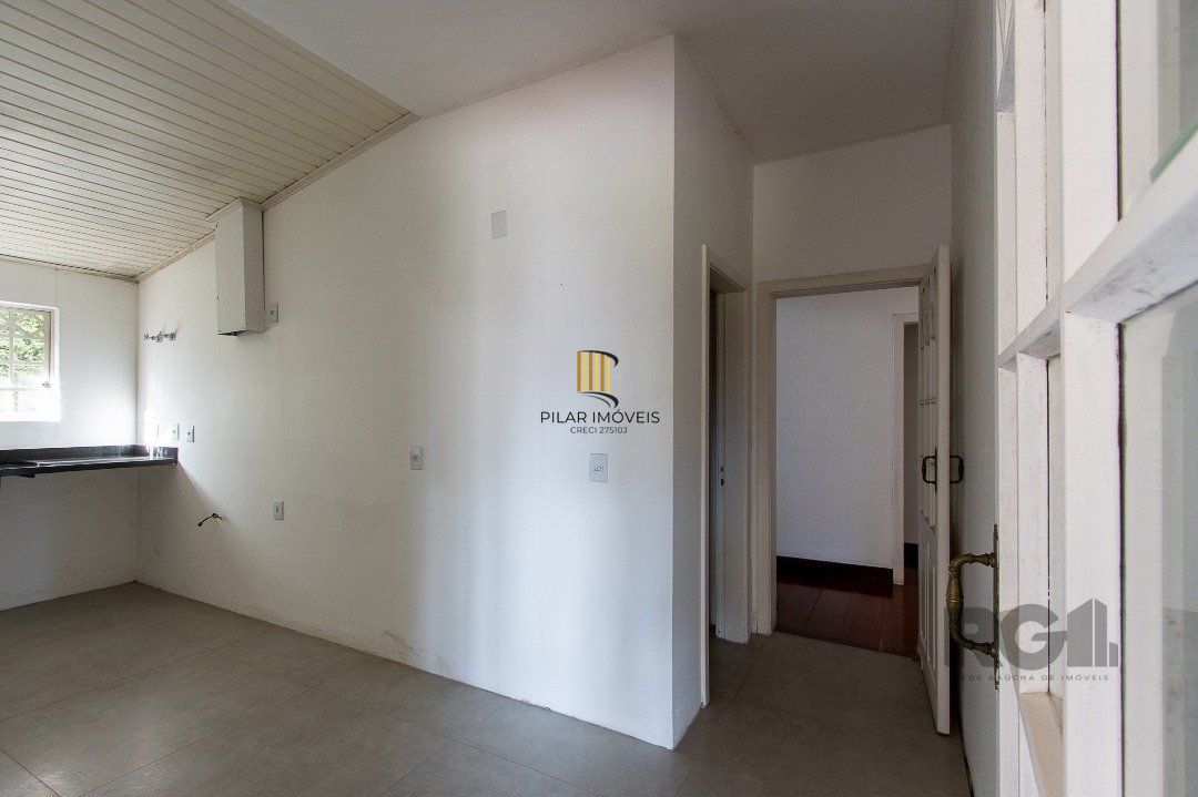 Casa Condomínio a Venda - 880m², 5 dormitórios, sendo 2 suítes, a master com lareira, 4 vagas - Cavalhada