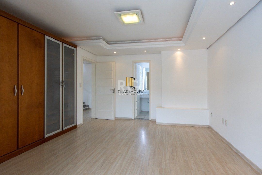 Uma suíte, estar íntimo, living 2 ambientes, lareira, lavabo, cozinha mobiliada,