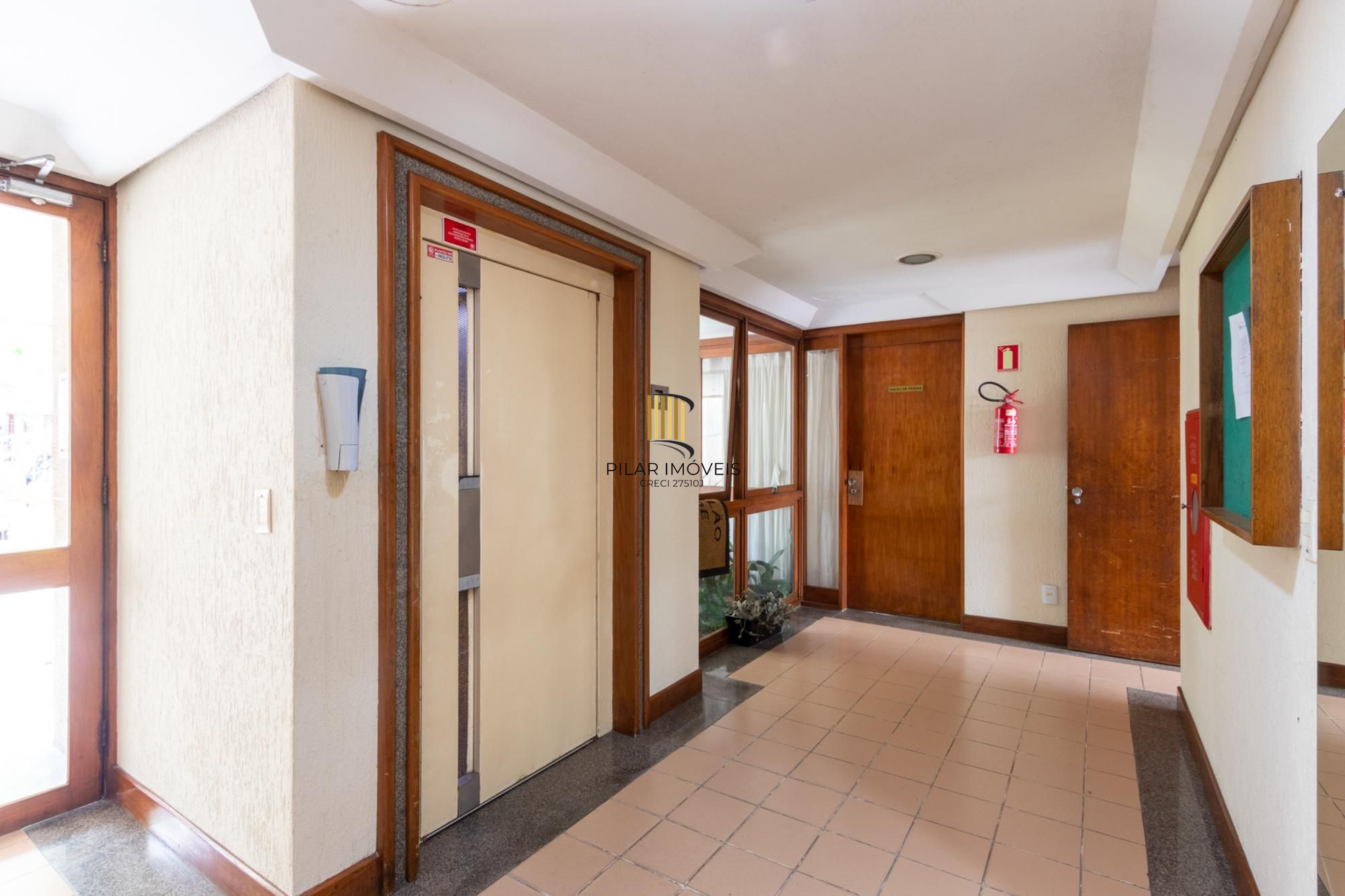 Cobertura com 137m², no Bairro Cristal, de 2 dormitórios, sento uma suíte, ampla sacada, churrasqueira, vista panorâmica, vaga coberta.