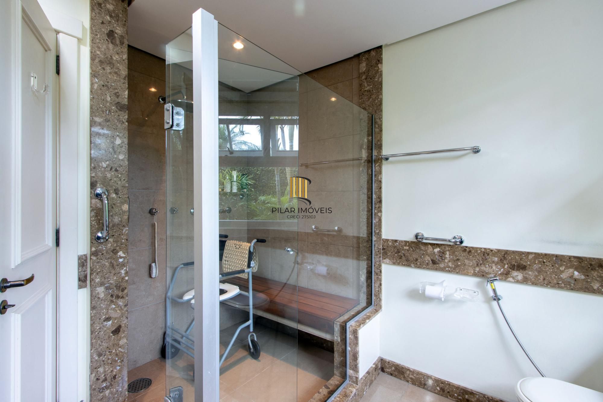 Casa térrea/2.371m2 de terreno no Condomínio Terra Ville, com fundo para o lago.