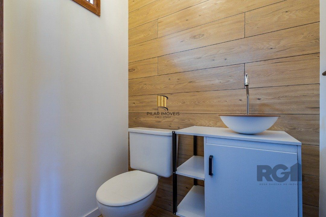 Casa 103m² - 3 dormitórios, 1 suíte, piscina, 2 vagas no bairro Hípica