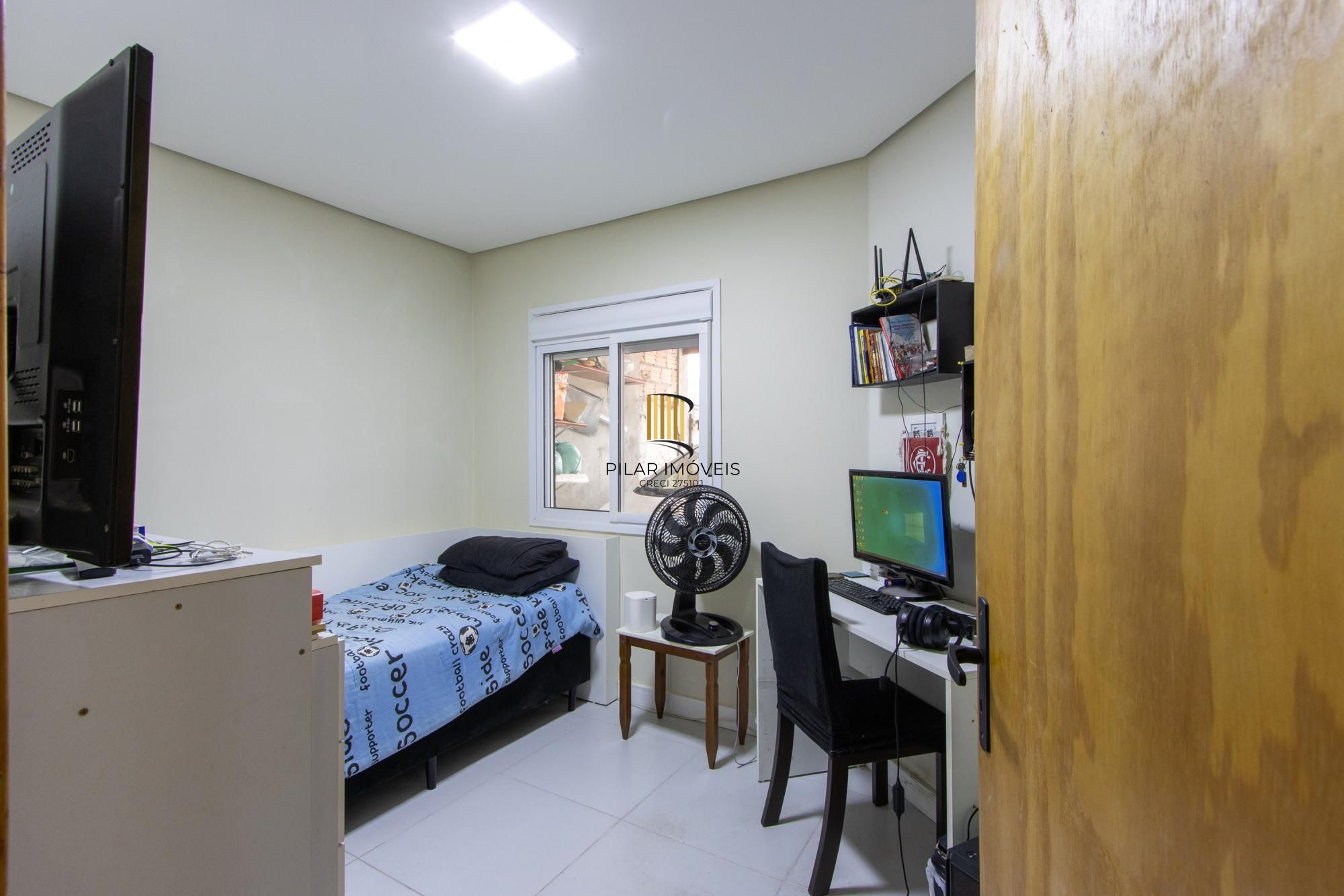 Casa terrea de 2 dormitórios, em excelente localização, amplo pátio e local tranquilo.