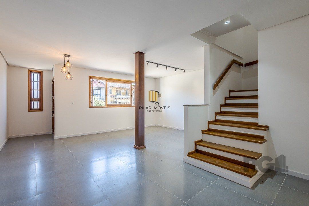 Casa 103m² - 3 dormitórios, 1 suíte, piscina, 2 vagas no bairro Hípica
