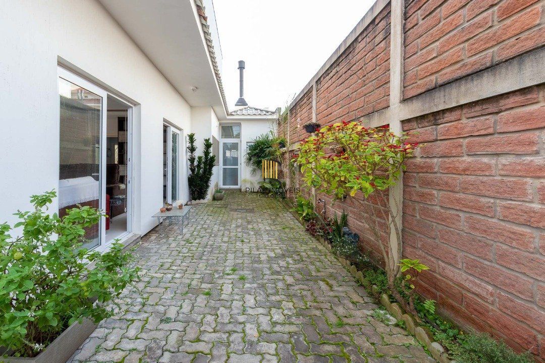 Casa para Venda - 377m², 4 dormitórios, sendo 3 suites, 3 vagas - Guarujá