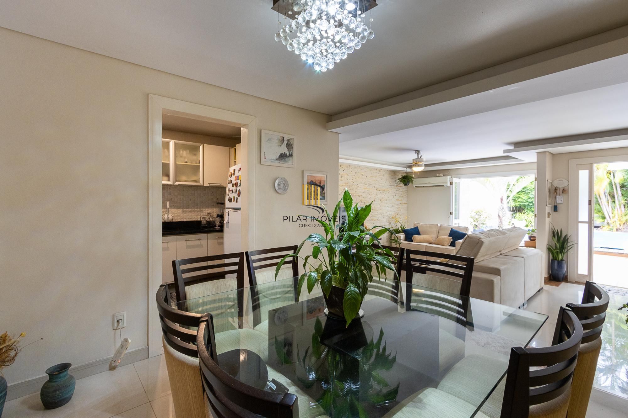 Casa térrea, 2 dormitórios, 1 suíte e 2 vagas no bairro Aberta dos Morros.