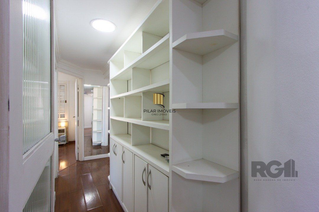 Apartamento semi-mobiliado, possui 3 dormitórios, sendo 1 suíte