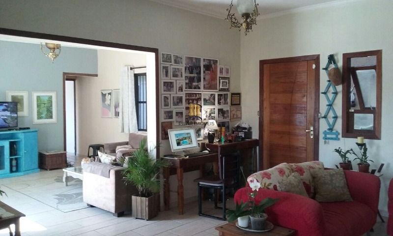 Casa para Venda - 200m², 3 dormitórios, 2 vagas - Centro