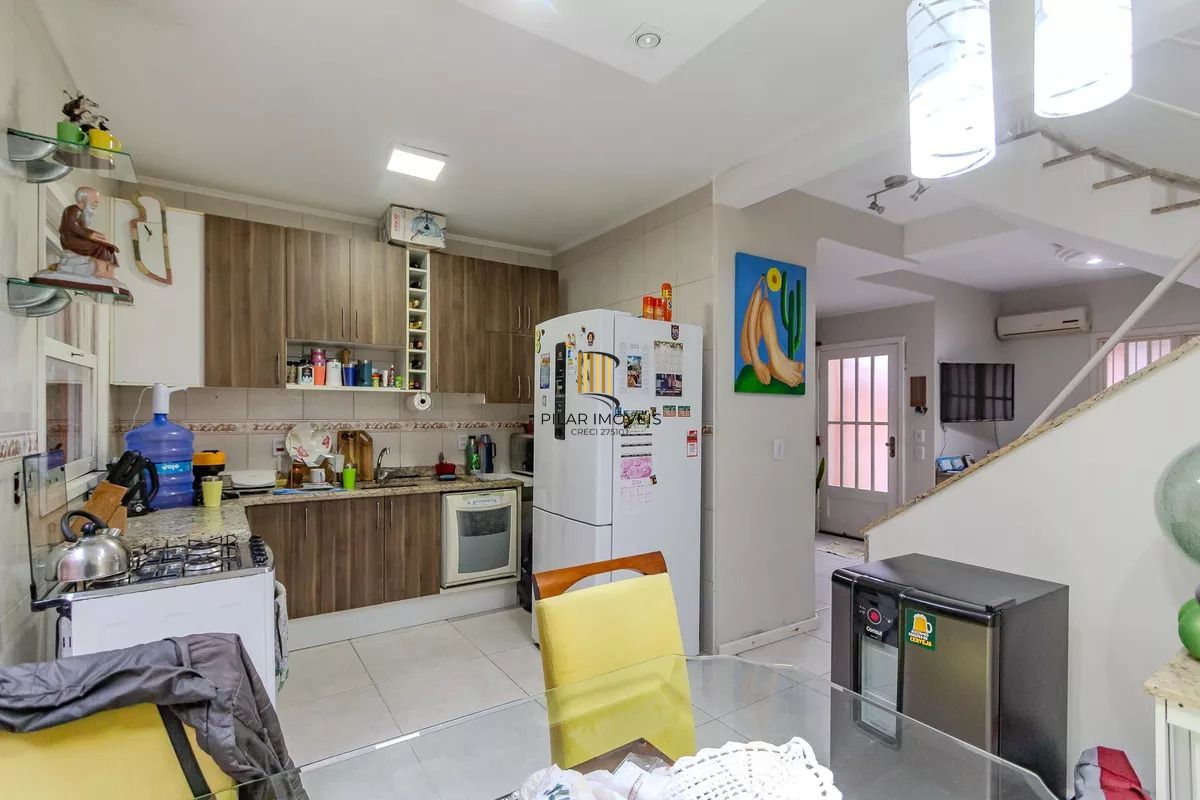 Casa de condomínio, 3 dormitórios, 1 suíte e 2 vagas cobertas no bairro Teresópolis.