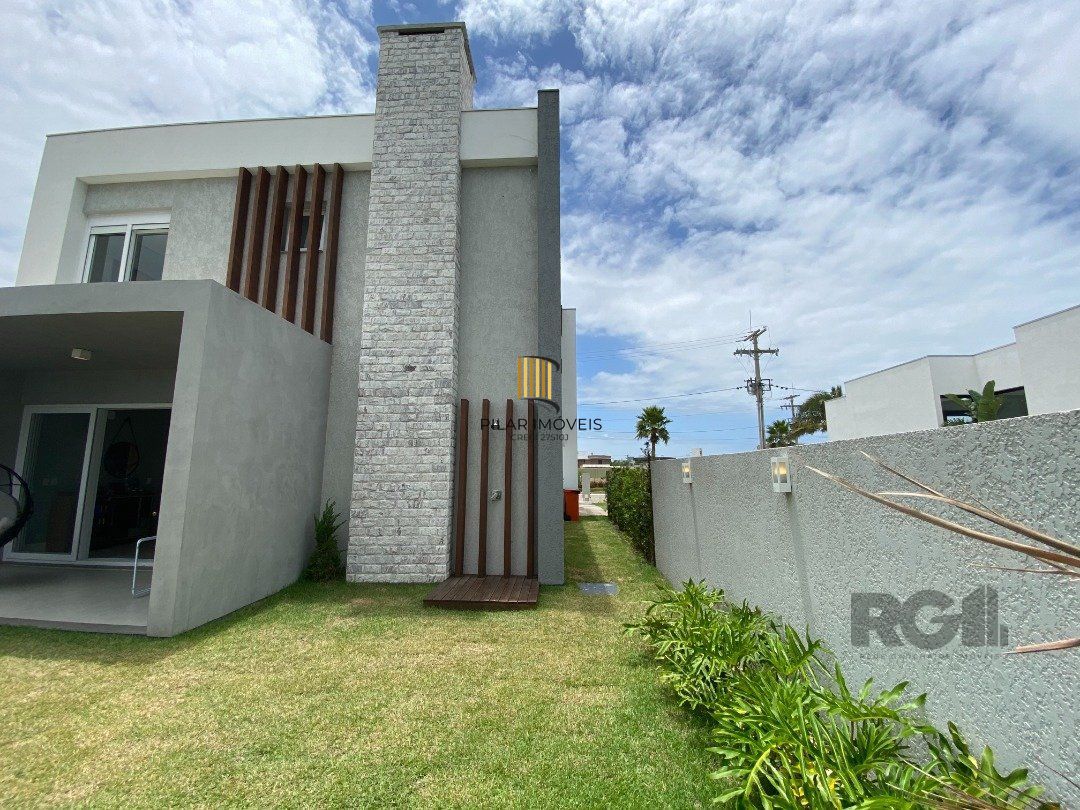 Casa de Condomínio 4 dormitórios no bairro Atlântida Sul