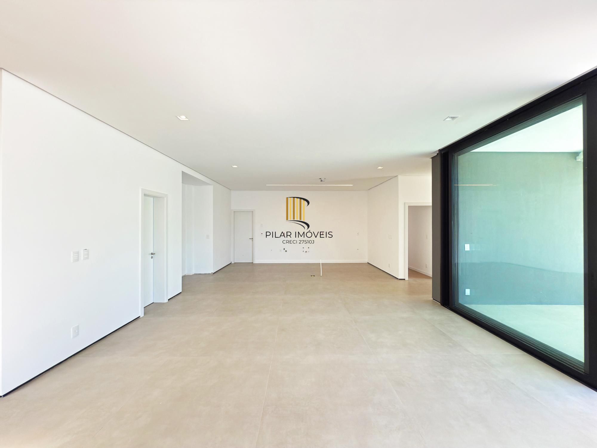 A casa conta com 434m2 de área construída, mas com um aproveitamento total dos 1.012m2 do lote