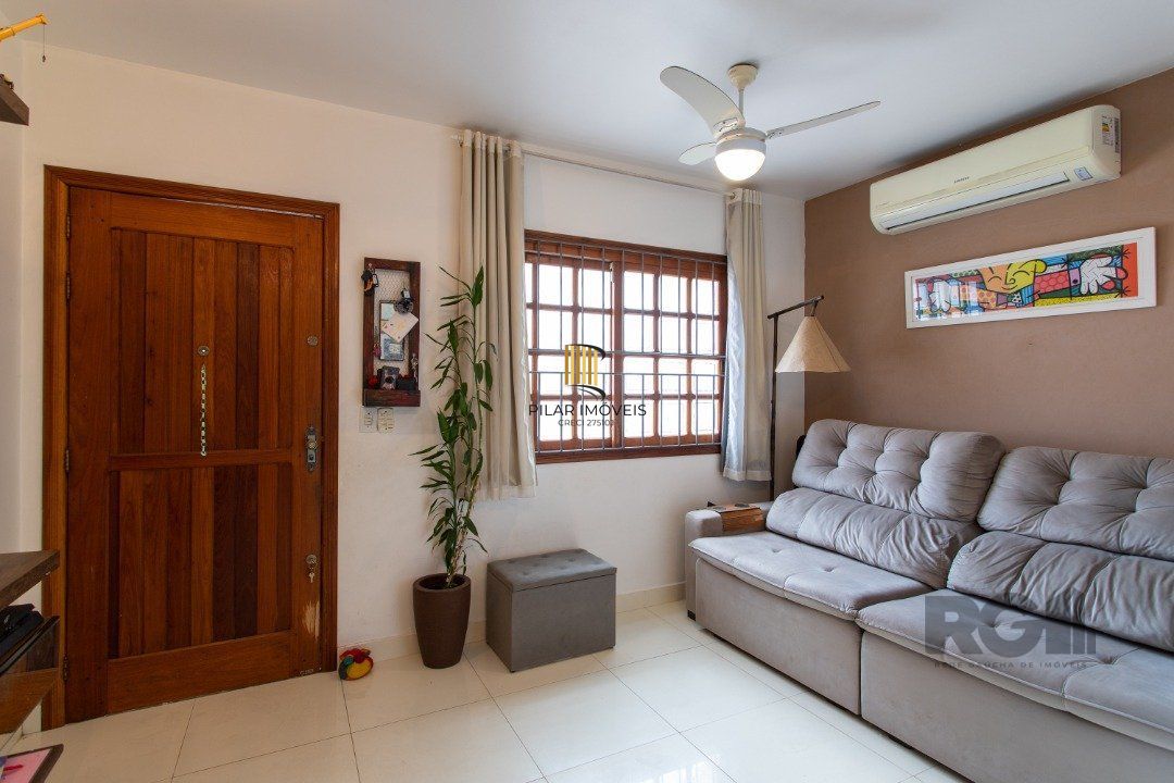 A casa possui 78m² de área construída, com um adicional de 20m²
