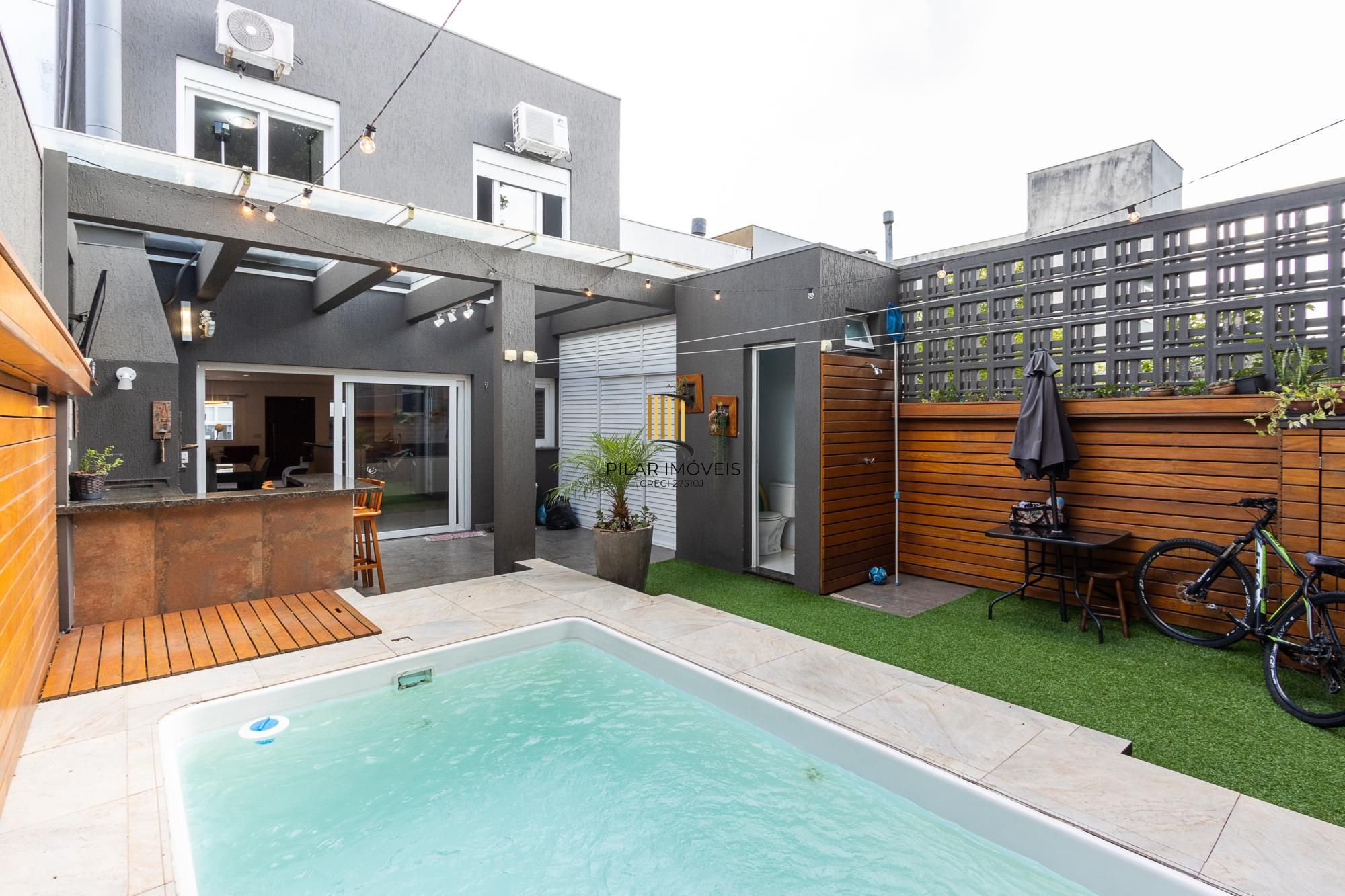 Casa 3 dormitórios no bairro Hípica