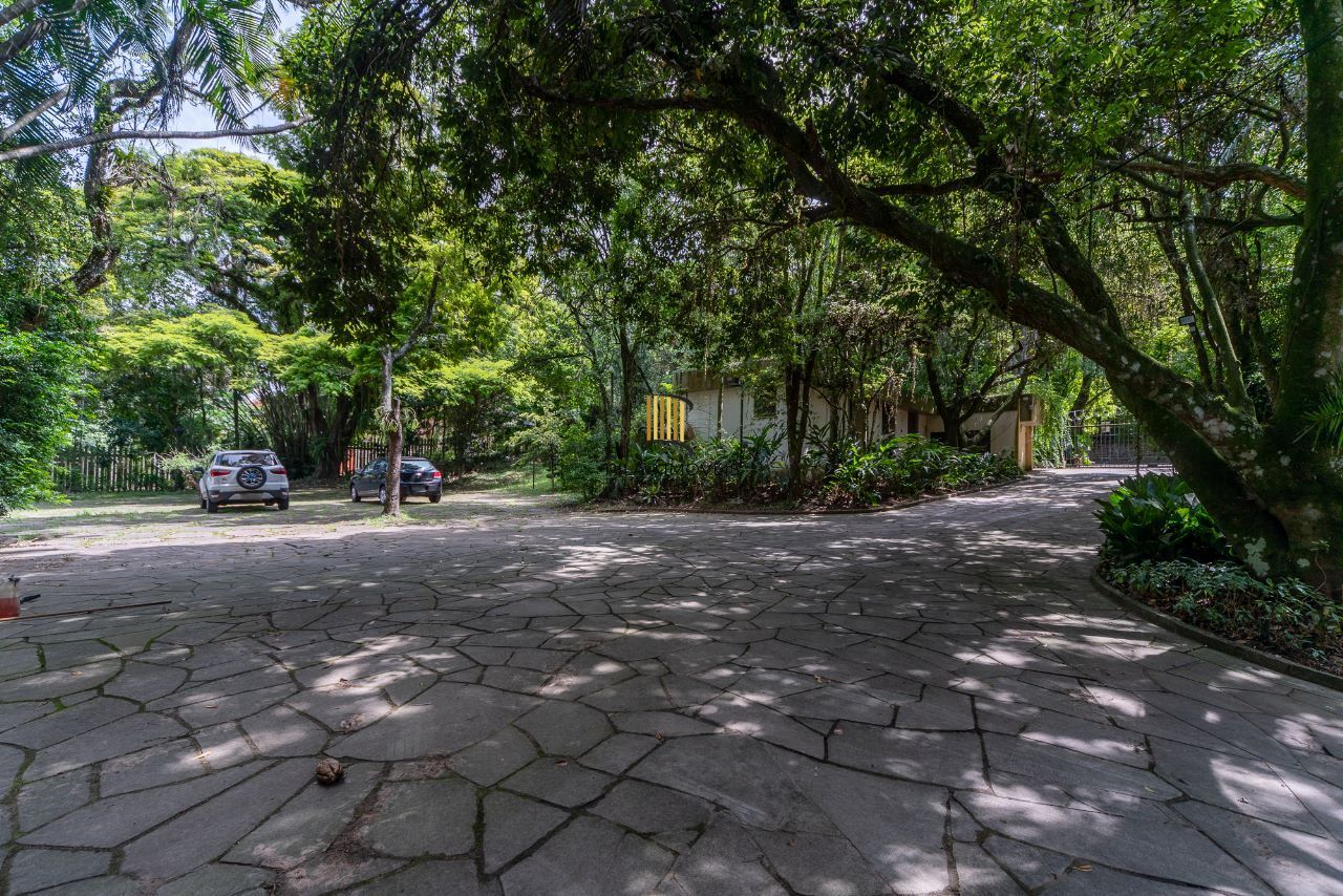 Casa à venda com1981m², 13 dormitórios, 4 suítes, 30 vagas, terreno de 1,2 hectares, no bairro Pedra Redonda em Porto Alegre
