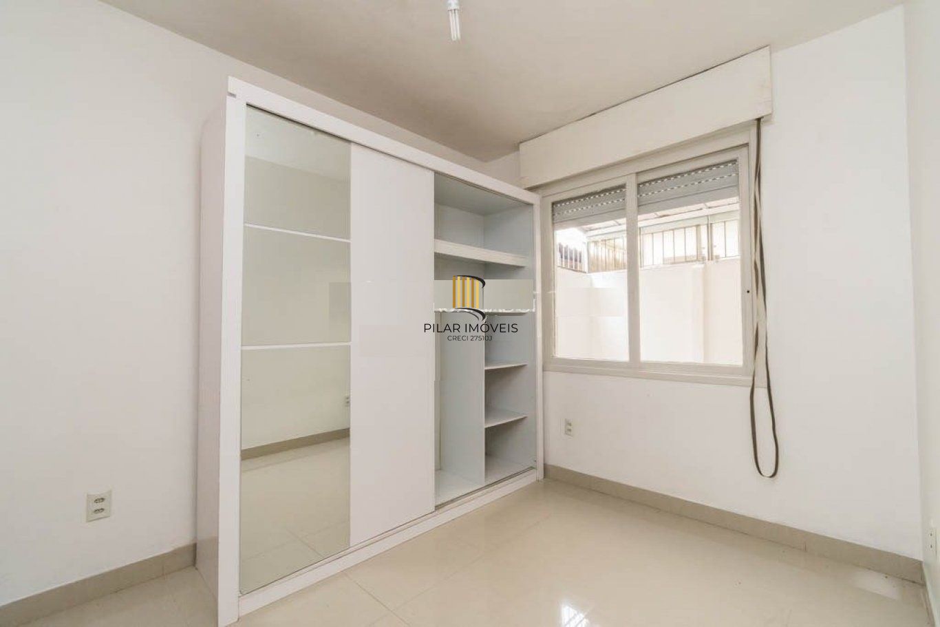 Apartamento de 1 dormitório, com um pequeno pátio no bairro Centro Histórico.