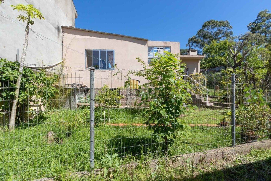 Casa para Venda - 370m², 4 dormitórios, sendo 1 suites, 6 vagas - Lomba do Pinheiro