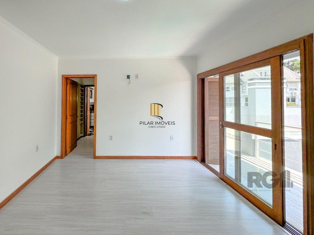 Com 4 suítes espaçosas, incluindo uma master com closet,
