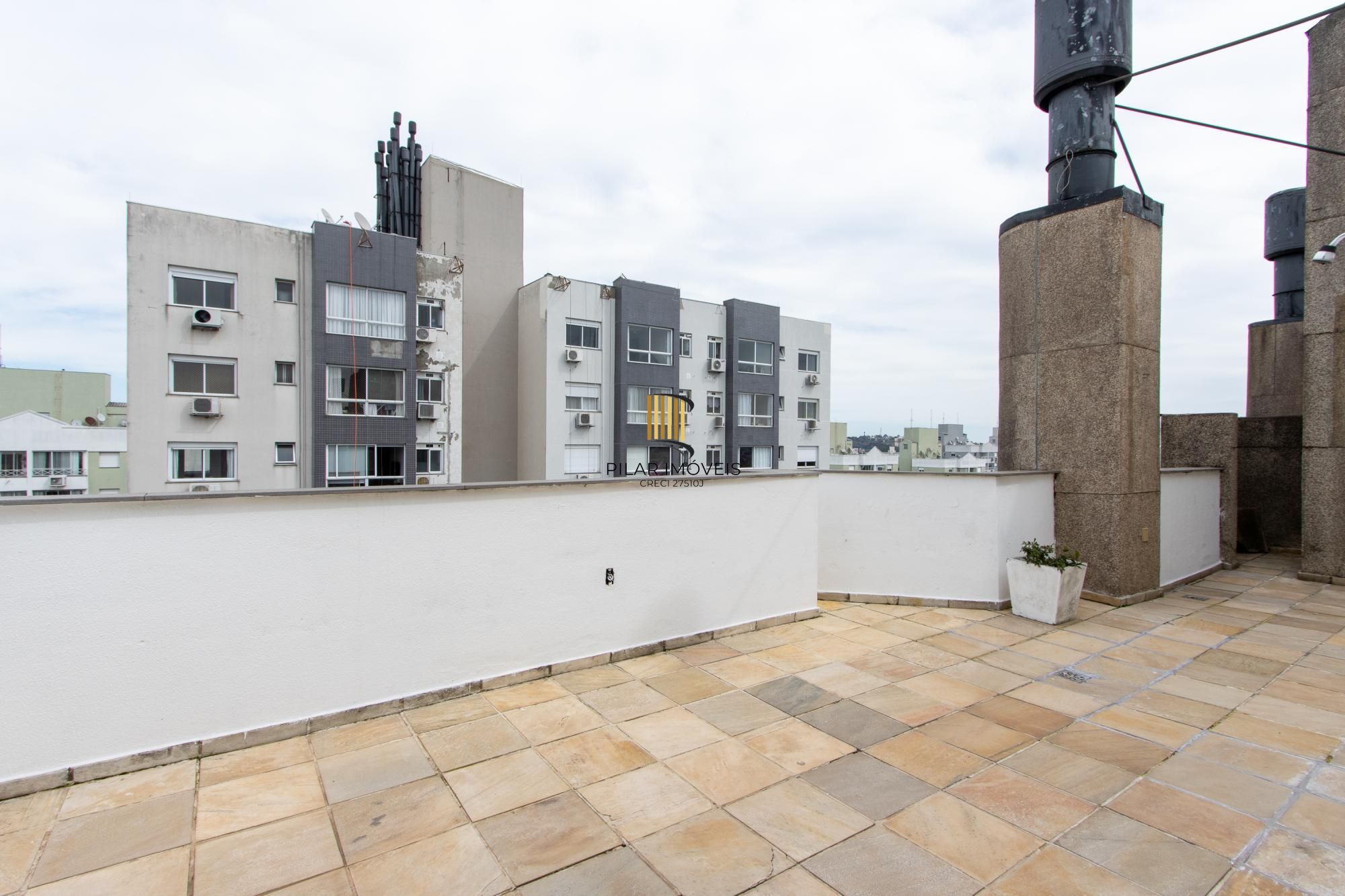 Cobertura com 137m², no Bairro Cristal, de 2 dormitórios, sento uma suíte, ampla sacada, churrasqueira, vista panorâmica, vaga coberta.