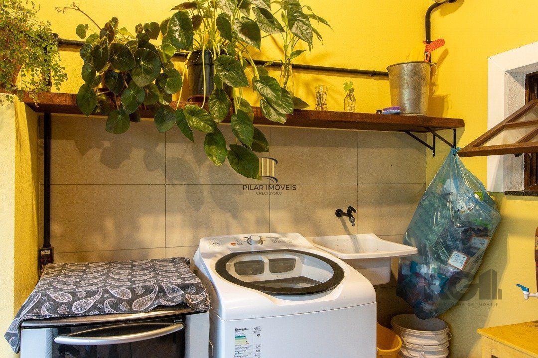 Casa 3 dormitórios no bairro Hípica