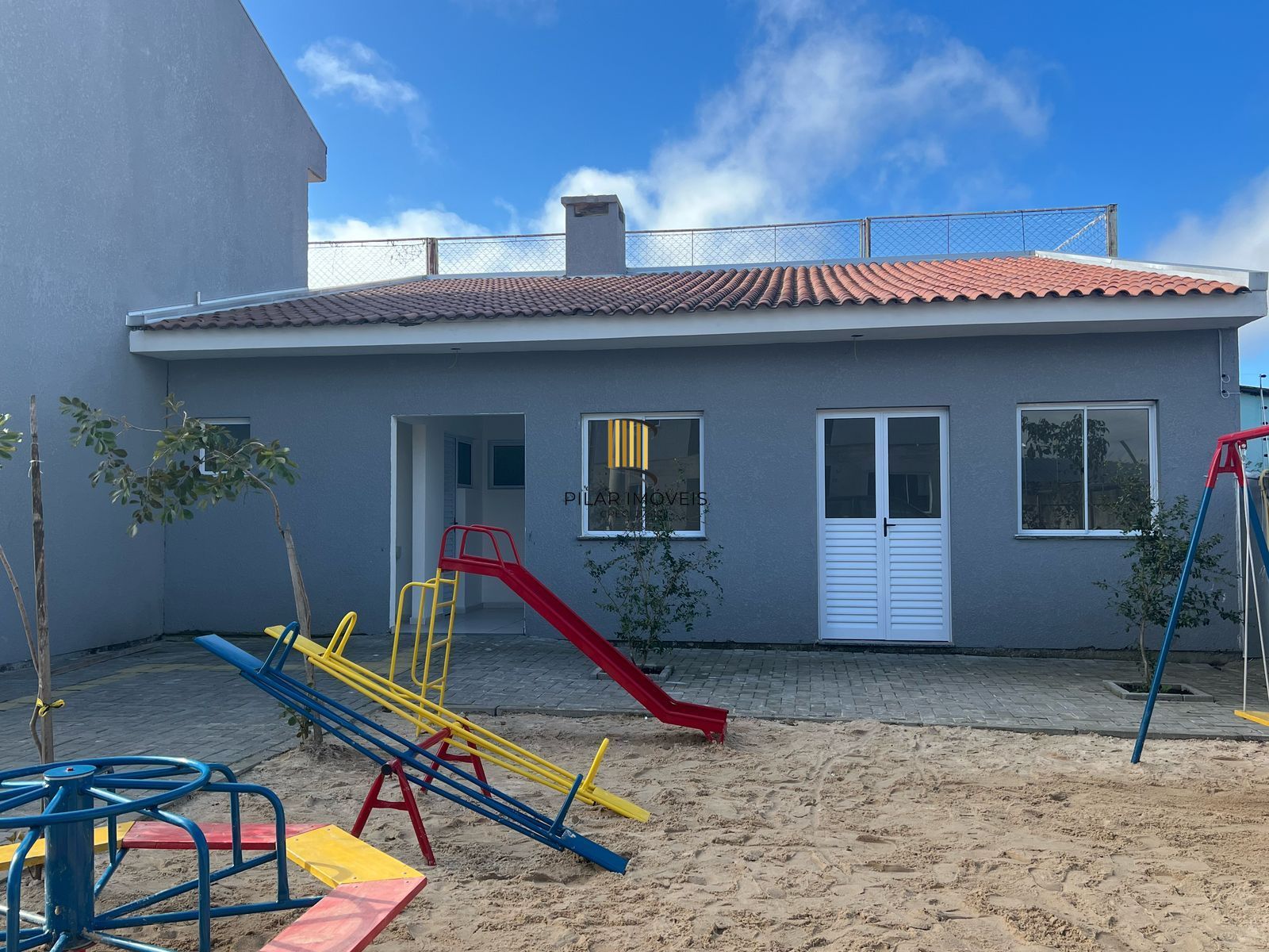Casa com 2 dormitórios, banheiro social e pátio