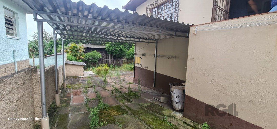 Casa com 2 dormitórios e 2 banheiros, área privativa de 100m²