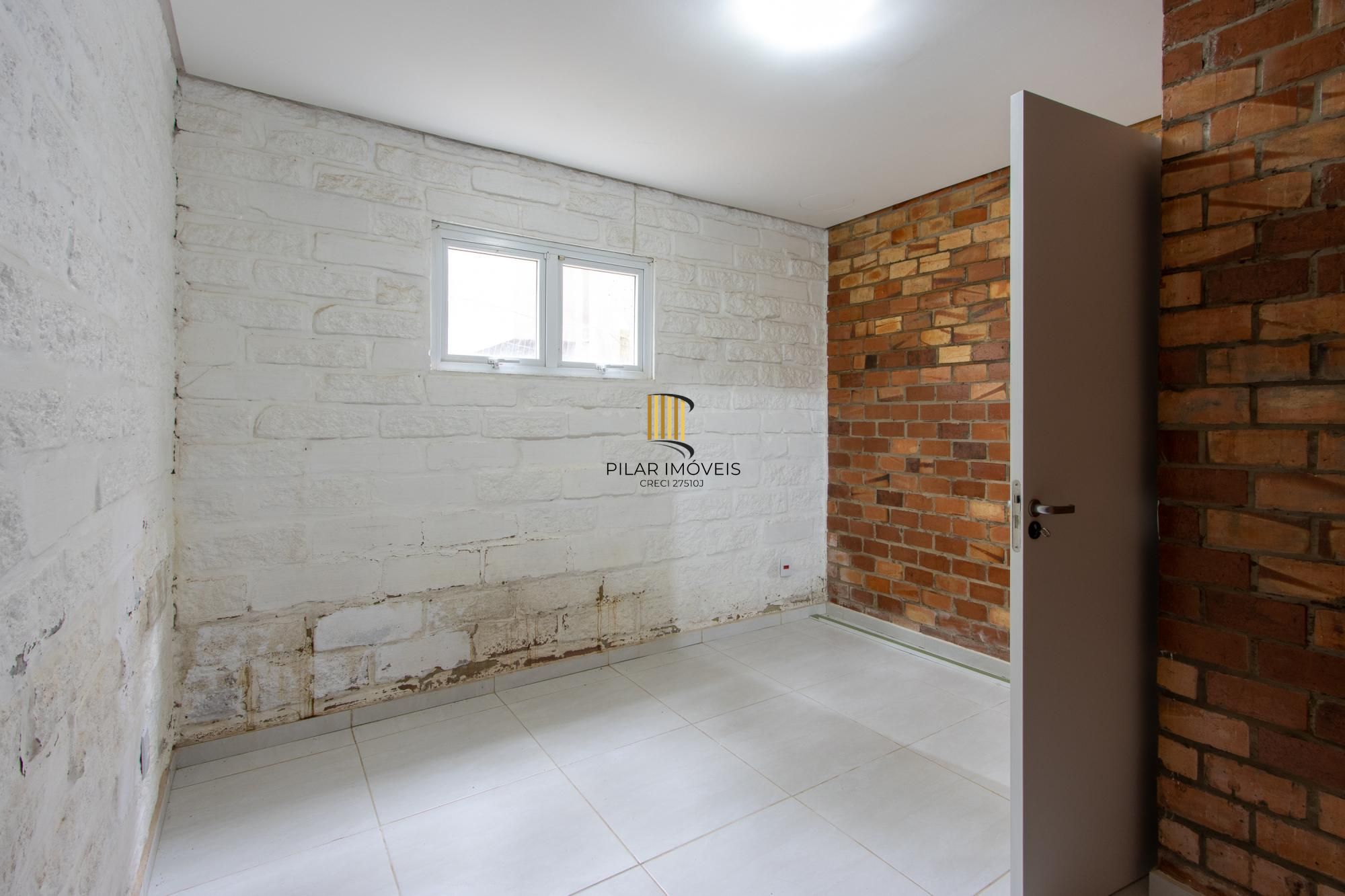 Casa de alvenaria, com 3 dormitórios, 1 suíte, living, cozinha, lavanderia, churrasqueira, banheiro social, pátio e 4 vagas de garagem.