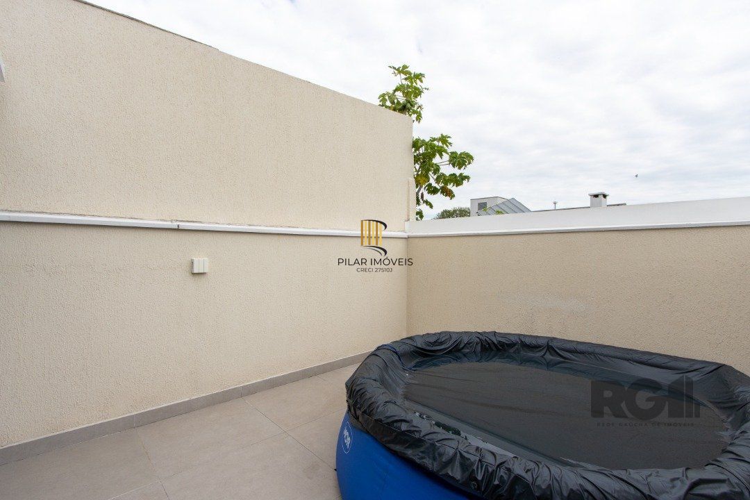 Sobrado com dois andares e área de terraço,