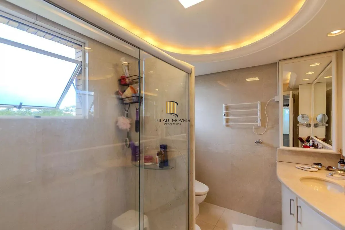 Apartamento com 3 dormitórios, 2 vagas e 231.61m² - Bairro Menino Deus