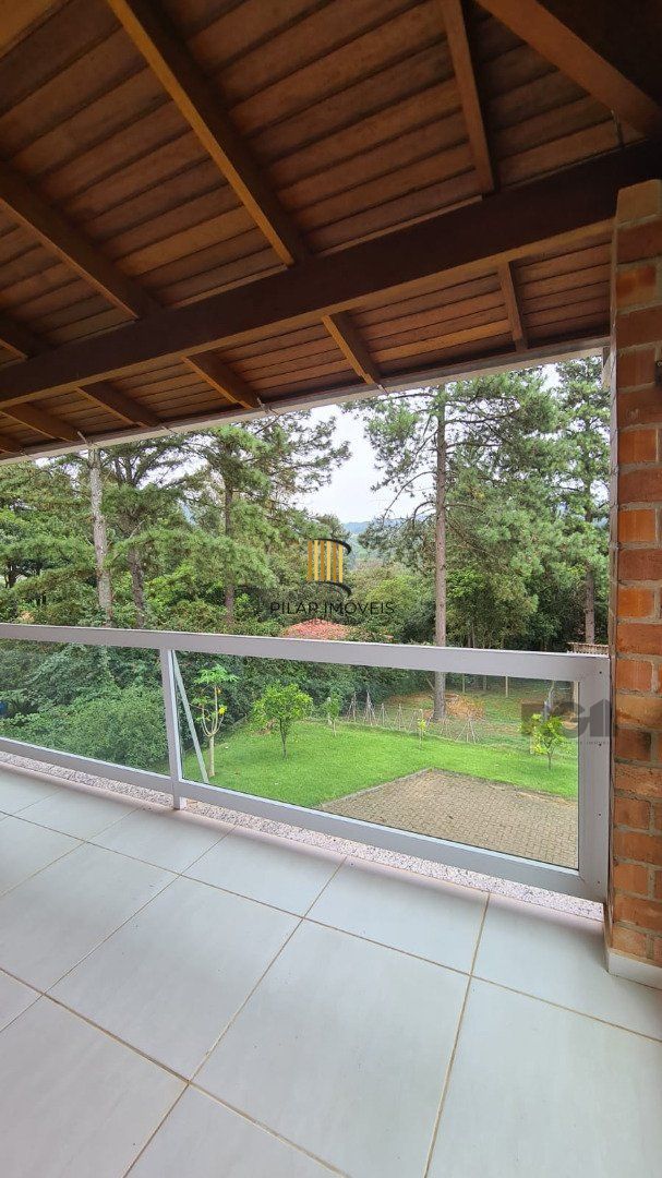 Casa de alvenaria, com 3 dormitórios, 1 suíte, living, cozinha, lavanderia, churrasqueira, banheiro social, pátio e 4 vagas de garagem.