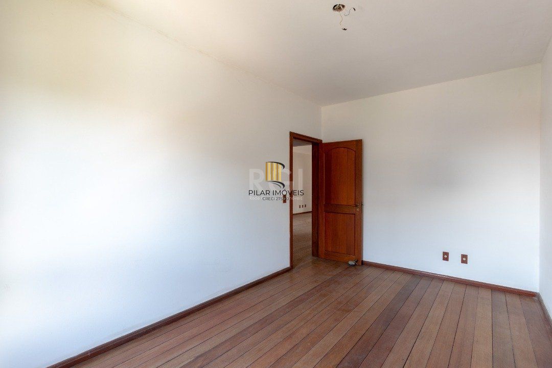 Casa para Venda - 460m², 4 dormitórios, sendo 1 suites, 4 vagas - Cristal