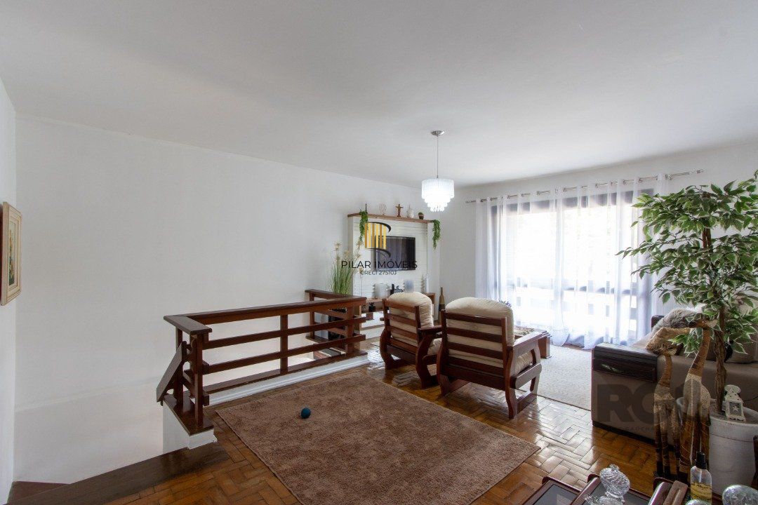 Casa 7 dormitórios no bairro Camaquã