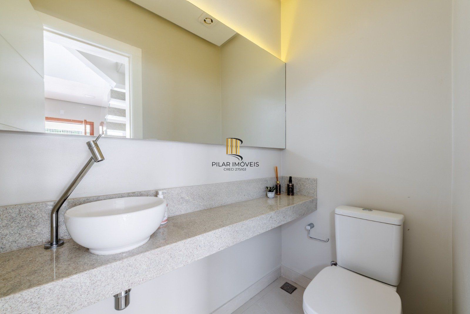 Casa em Condomínio com 228m² e 3 dormitórios, 1 suíte, 3 vagas no bairro Sarandi