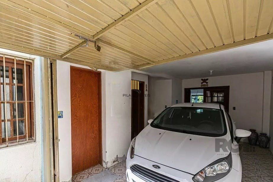 Casa com 161m² e 3 dormitórios com suíte, piscina no bairro Espírito Santo em PORTO ALEGRE