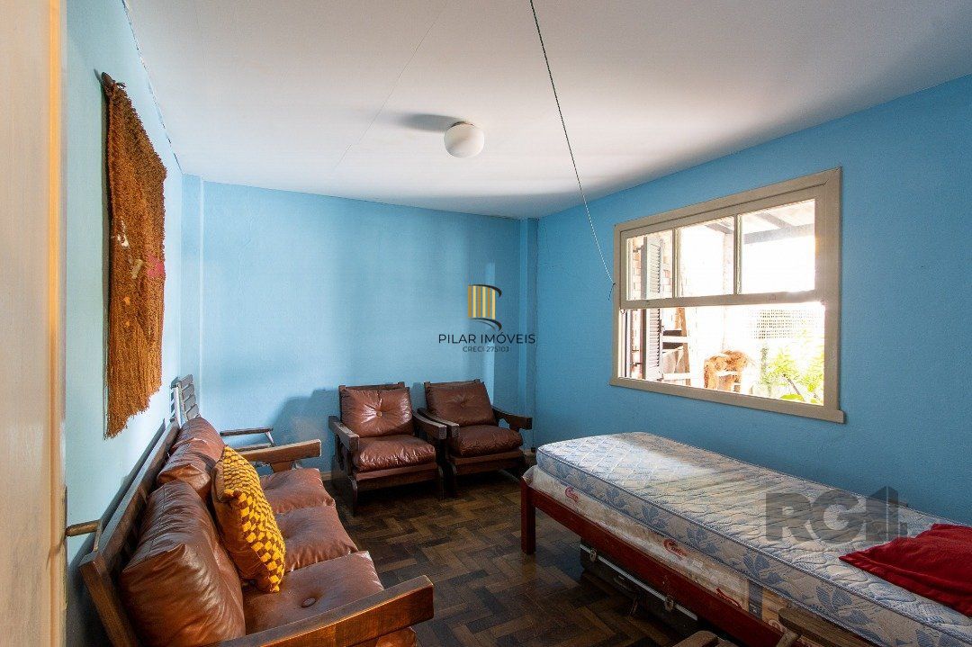 Casa térrea, 2 quartos, 2 vagas, edicula com 1 quarto e um banheiro - Bairro Tristeza