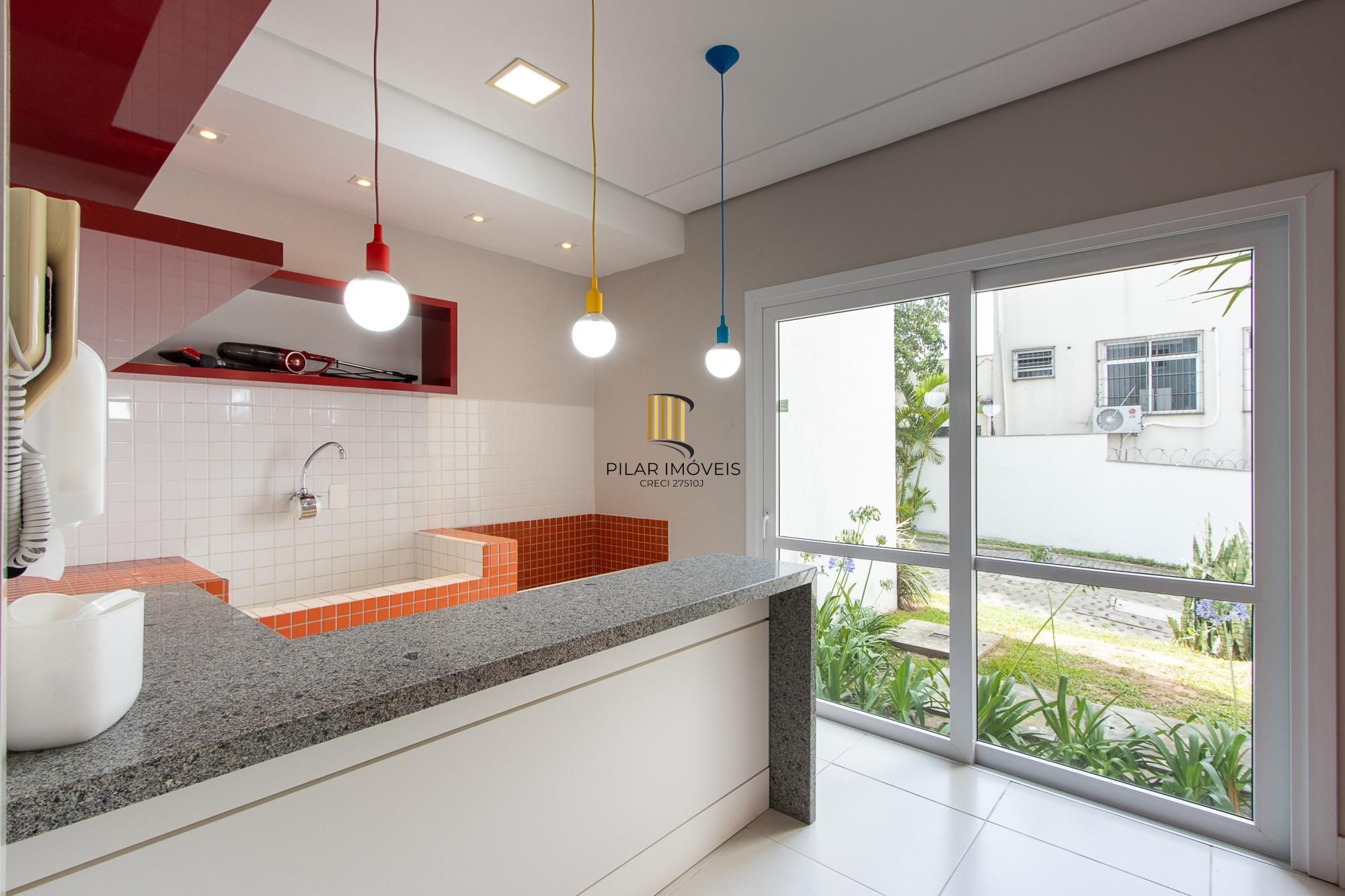 Apartamento de 2 dormitórios com suíte, churrasqueira e infraestrutura completa na Zona Sul de Porto Alegre.