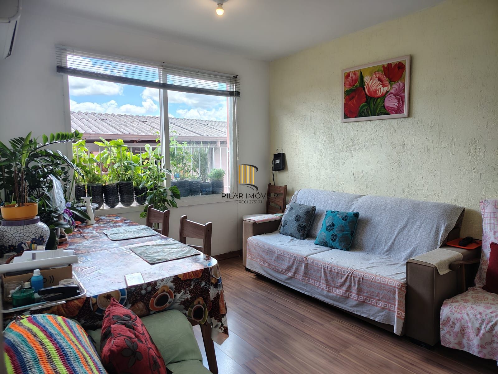 Apartamento de 2 dormitórios, 2 banheiros e 1 vaga no bairro Cristal.