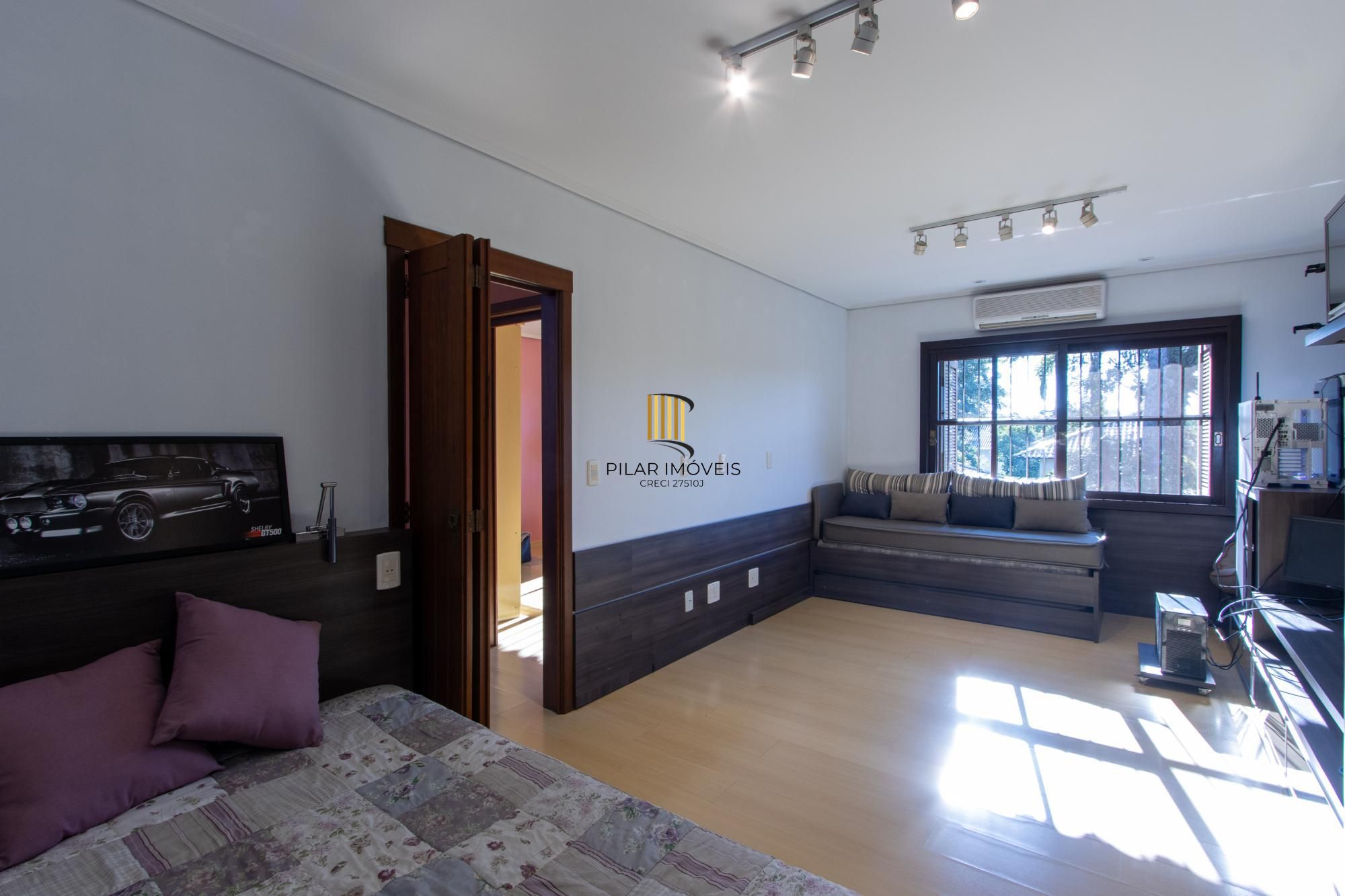 Casa com 3 quartos e 357m² à venda em Tristeza, Porto Alegre.