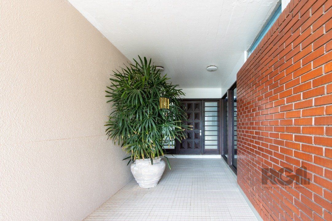 Casa com 724 m² privativos, 4 dormitórios sendo 4 suítes, 6 vagas sendo 3 cobertas
