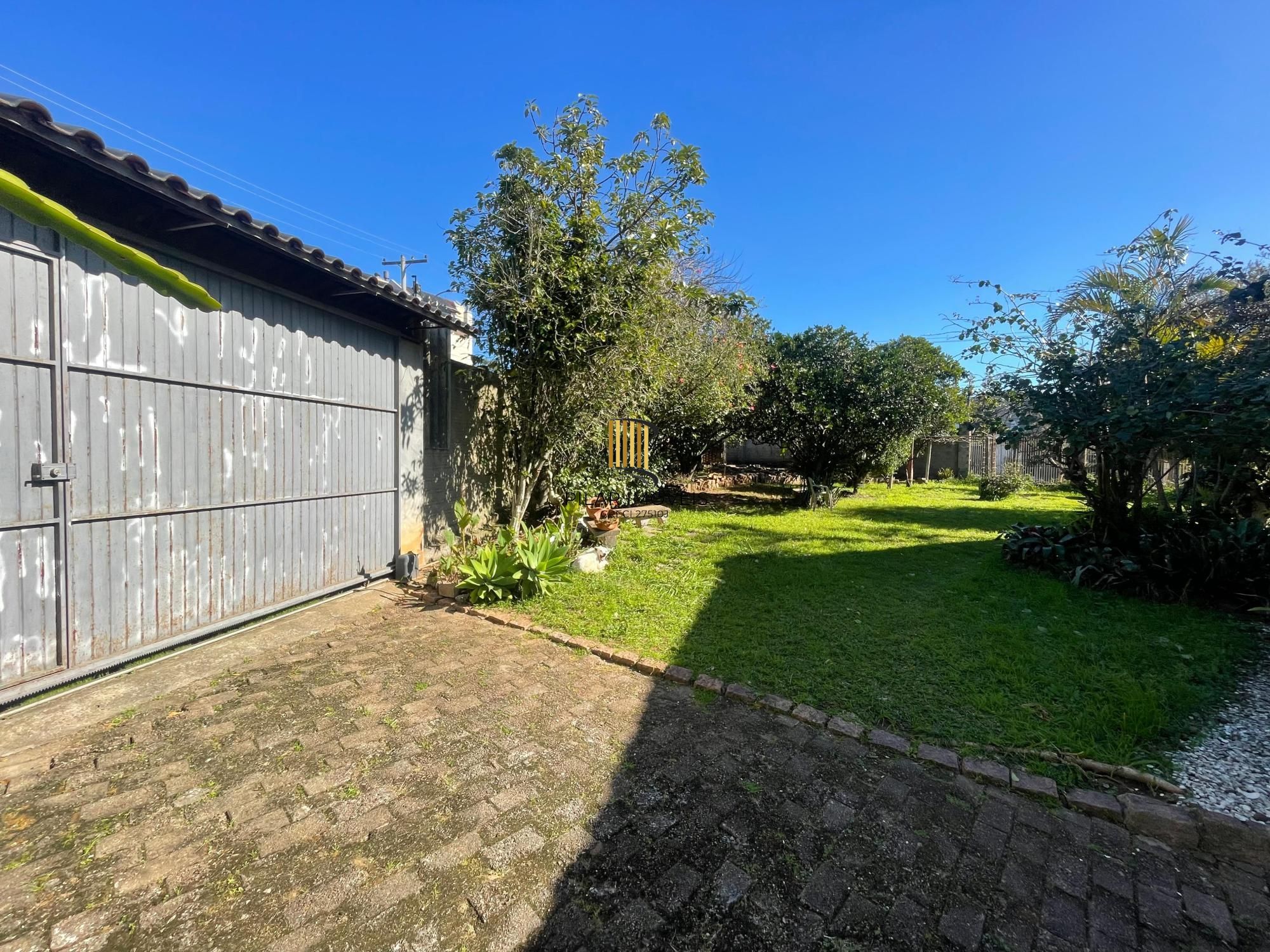 Terreno de esquina, com 429m², está situado no coração do bairro Medianeira