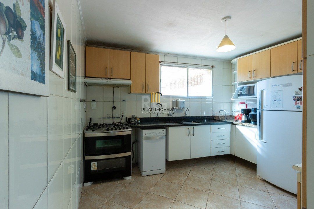 Sobrado com 345m² privativos, 3 suites, 2 vagas, churrasqueira. pátio com piscina - Bairro Cristal