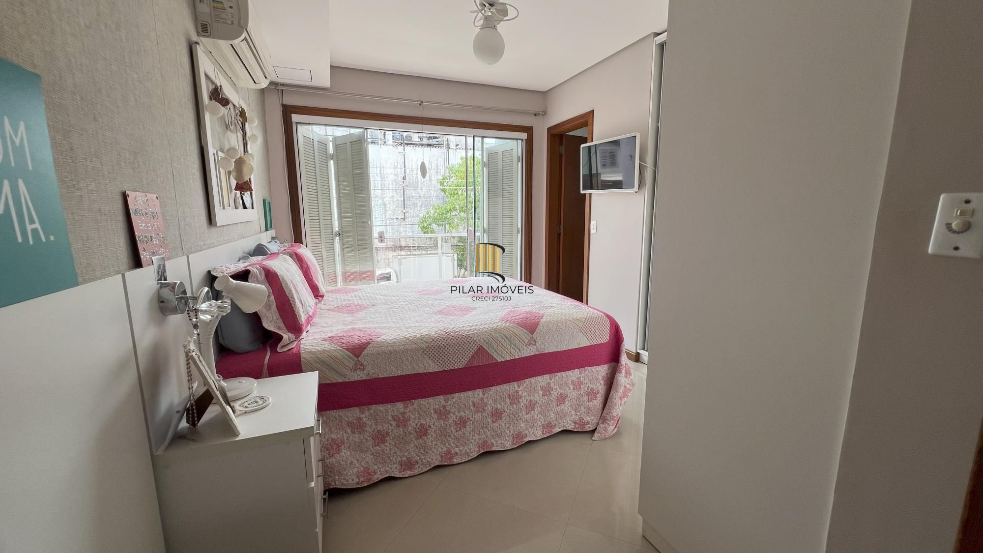 Casa 2 dormitórios no bairro Hípica