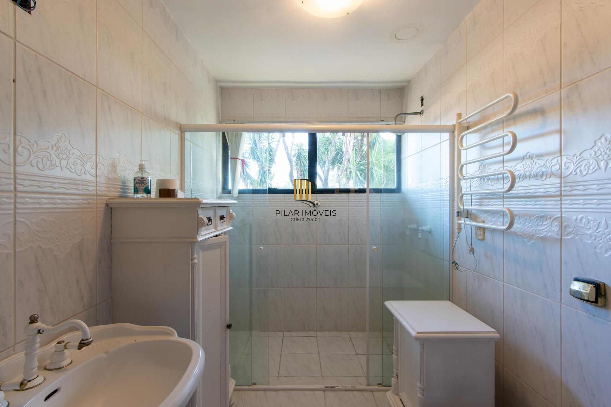 Excelente Casa em Condominio Fechado com 440,60m Dormitórios, sendo 2 Suítess