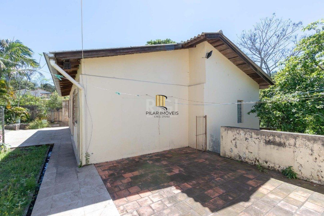 Casa para Venda - 370m², 4 dormitórios, sendo 1 suites, 6 vagas - Lomba do Pinheiro