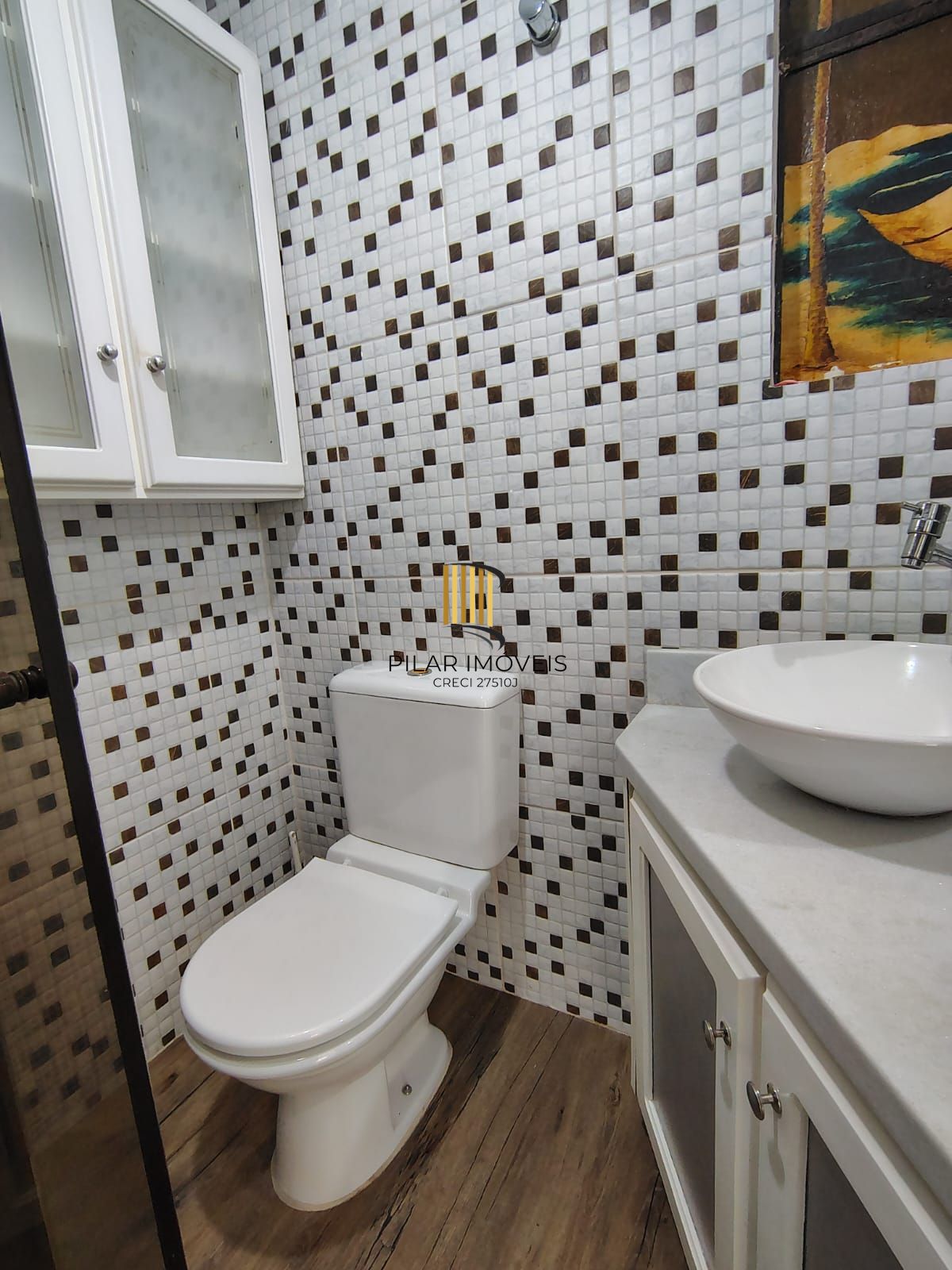 Apartamento de 1 dormitório, living, cozinha planejada, banheiro social.
