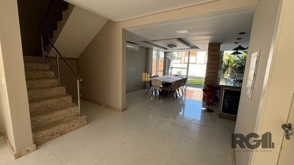 Casa em condomínio com 4 suítes, 4 vagas de garagem, pátio com piscina